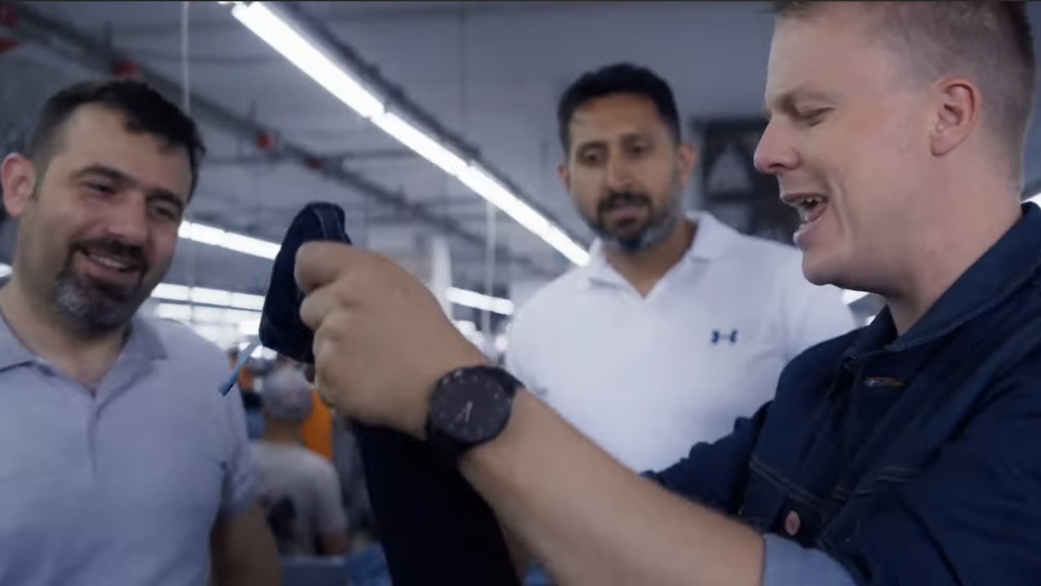 Fra employer branding-serien for ONLY: samtale på en tekstilfabrik.